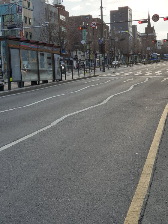 서행하라는 표시. [중앙포토]