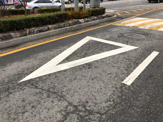 도로 합류지점에서 양보하라는 표시. [중앙포토]