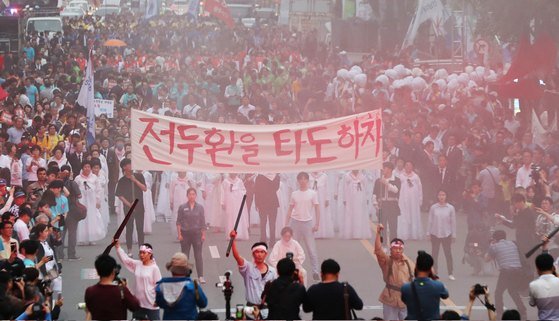 5·18 광주민주화운동 38주년 기념식을 하루 앞둔 2018년 5월 17일 오후 광주광역시 동구 금남로 일대에서 열린 5·18 민주항쟁 전야제에서 1980년 당시 시위 모습이 재현되고 있다. [뉴스1]