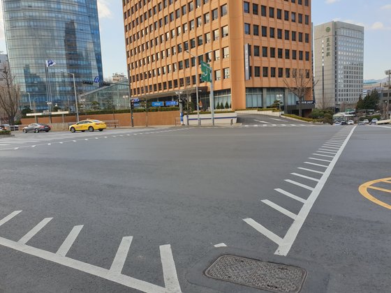 정차 금지지대 표시. [중앙포토]