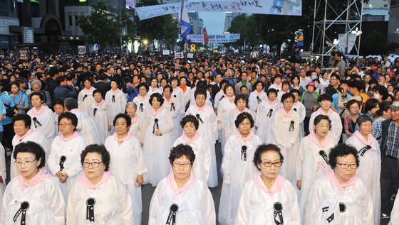 5.18 광주민주화운동 38주년 기념식을 하루 앞둔 2018년 5월 17일 오후 광주광역시 동구 금남로 일대에서 열린 5.18 민주항쟁 전야제에서 5.18 희생자 유족들이 행진을 하고 있다. [뉴스1]