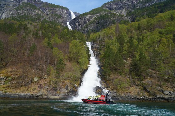 '발레스트란 사파리'라 불리는 고속단정(RIB) 투어. 최고 시속 90㎞의 속도로 내뢰이피오를 질주한다. 백종현 기자