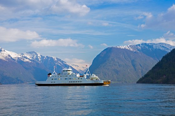송네피오르를 오가는 유람선. 만년설 쌓인 육중한 산이 좌우로 펼쳐진다. 백종현 기자