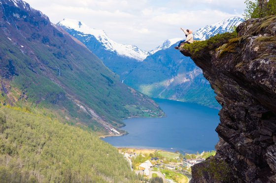 게이랑에르 플뤼달스유베 절벽. 웬만한 강심장 아니면 인증샷은 엄두도 못 낸다. 발 아래로 게이랑에르피오르와 마을이 한눈에 보인다. 백종현 기자