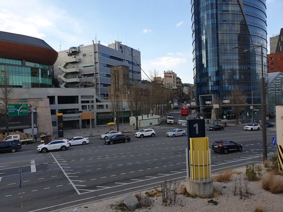 정차 금지지대 표시는 교차로 중앙지점에 주로 설치한다. [중앙포토]