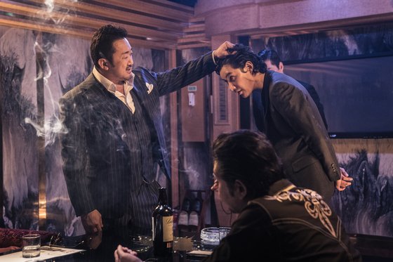 영화 '악인전'에서 장동수가 라이벌 조직원을 손보고 있다. [사진 키위미디어그룹]