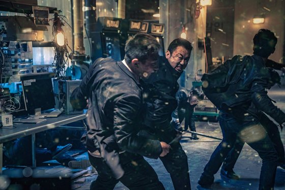 '악인전'엔 마동석과 전작 '범죄도시'에서 호흡 맞춘 배우도 여럿 보인다. 살인마 K 역의 김성규는 '범죄도시'에선 그와 맞선 폭력배 장첸(윤계상)의 부하였다. [사진 키위미디어그룹]