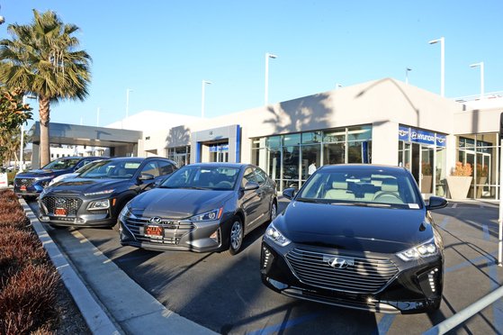 한국산 자동차가 고율관세 대상에서 제외되면 미국시장 반등을 노리는 현대차는 가장 큰 장애물을 제거하게 된다. 사진은 미국 캘리포니아주 앨런현대 딜러샵. [사진 현대자동차]