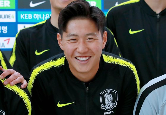 폴란드로 떠나기 전 인천공항에서 기념 촬영을 하며 활짝 웃는 이강인. [연합뉴스]