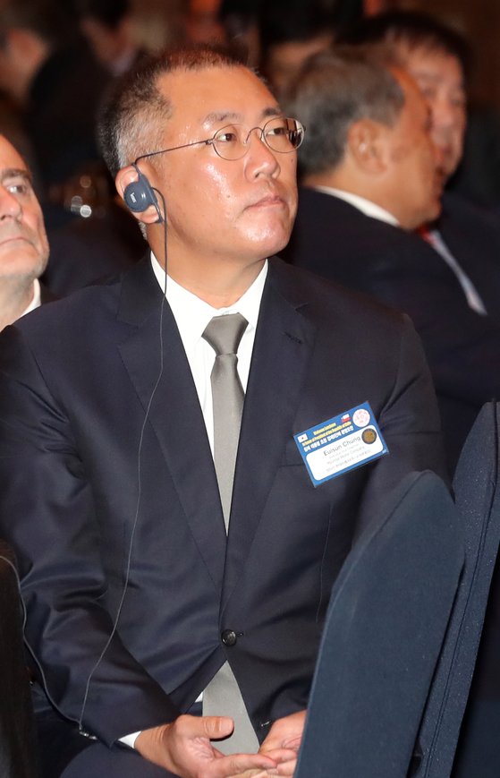 지난해 그룹 경영 전면에 나선 정의선 현대차그룹 수석부회장에게 미국시장 반등은 가장 큰 과제 중 하나다. 사진은 정 수석부회장이 지난달 29일 열린 '칠레공화국 대통령 초청 경제5단체 주최 환영오찬'에서 세바스티안 피녜라 칠레 대통령의 기조연설을 듣고 있는 모습. [뉴스1]