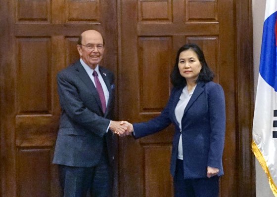 유명희 (오른쪽) 산업통상자원부 통상교섭본부장이 지난 4일(현지시간) 미국 워싱턴 D.C. 상무부 회의실에서 윌버 로스 미국 상무부 장관과 면담을 마친 후 기념촬영하고 있다.[사진 산업통상자원부]