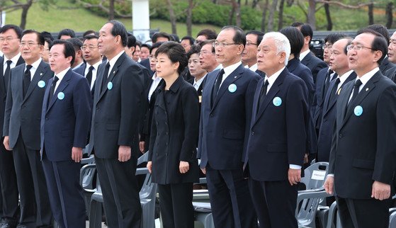 박근혜 대통령이 2013년 5월 18일 제33주년 5ㆍ18 민주화운동 기념식에서 애국가를 부르고 있다.[ 청와대사진기자단]