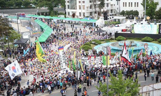 5.18 광주민주화운동 39주년을 하루 앞두고, 광주 금남로 엤 전남도청 앞 분수대 앞에서 전야제가 열려 시민들의 발길이 이어지고 있다.[프리랜서 장정필]