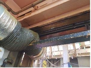 2018년 5월 식품의약품안전처 위생 점검에서 드러난 만석닭강정 주방 모습. 선반과 후드에 기름때와 먼지가 쌓여 있다. [식품의약품안전처 제공]