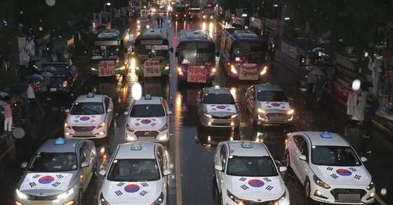 17일 5·18 민주화운동 39주년 전야제 참가자들이 광주 동구 금남로에서 옛 전남도청으로 행진하고 있다. [연합뉴스]