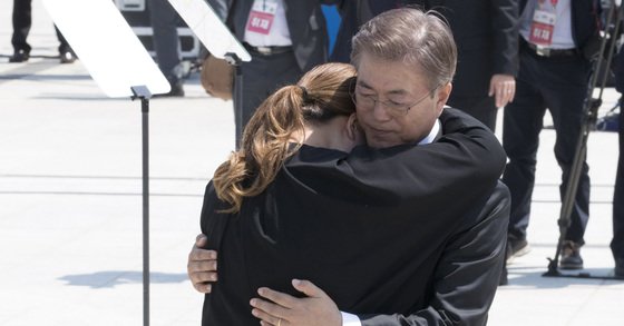 문재인 대통령이 2017년 5월 18일 광주 북구 국립 5·18민주묘지에서 열린 제37주년 5·18광주민주화운동 기념식에서 유족인 김소형씨를 위로하고 있다. [연합뉴스]