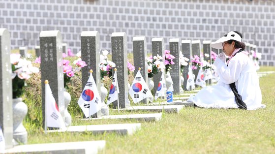 5ㆍ18광주민주화운동 39주년 기념식을 하루 앞둔 17일 광주 북구 운정동 국립5ㆍ18민주묘지 에서 유족이 참배하고 있다. 프리랜서 장정필