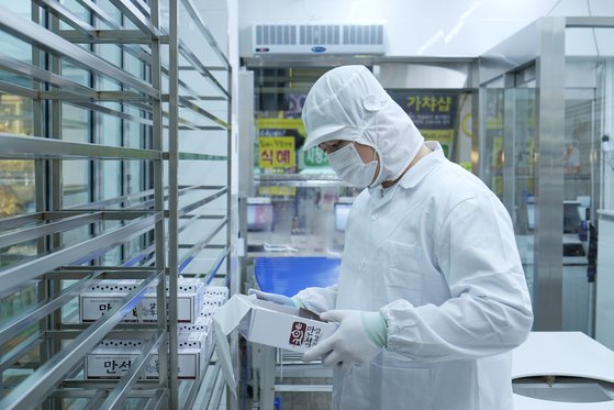 지난 15일 강원 속초시 만석닭강정(시장1호점). 직원이 검수실에서 닭강정 상자를 들여다 보고 있다. 남궁민 기자