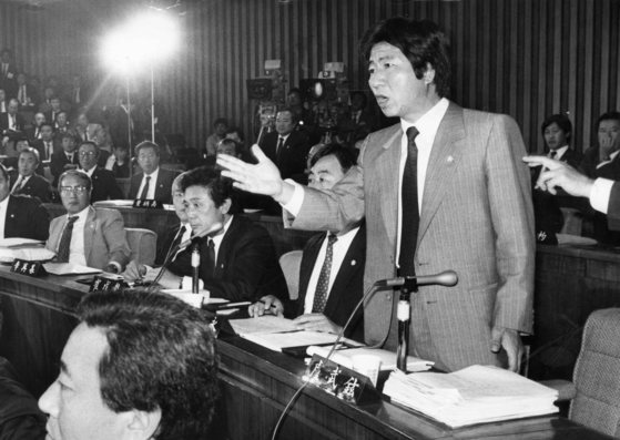 국회 5공특위 일해재단 청문회에서 통일민주당 노무현 의원이 질의를 하고 있다. [중앙포토]