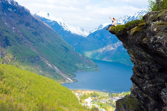 게이랑에르 플뤼달스유베 절벽. 웬만한 강심장이 아니면 인증샷은 엄두도 못 낸다.