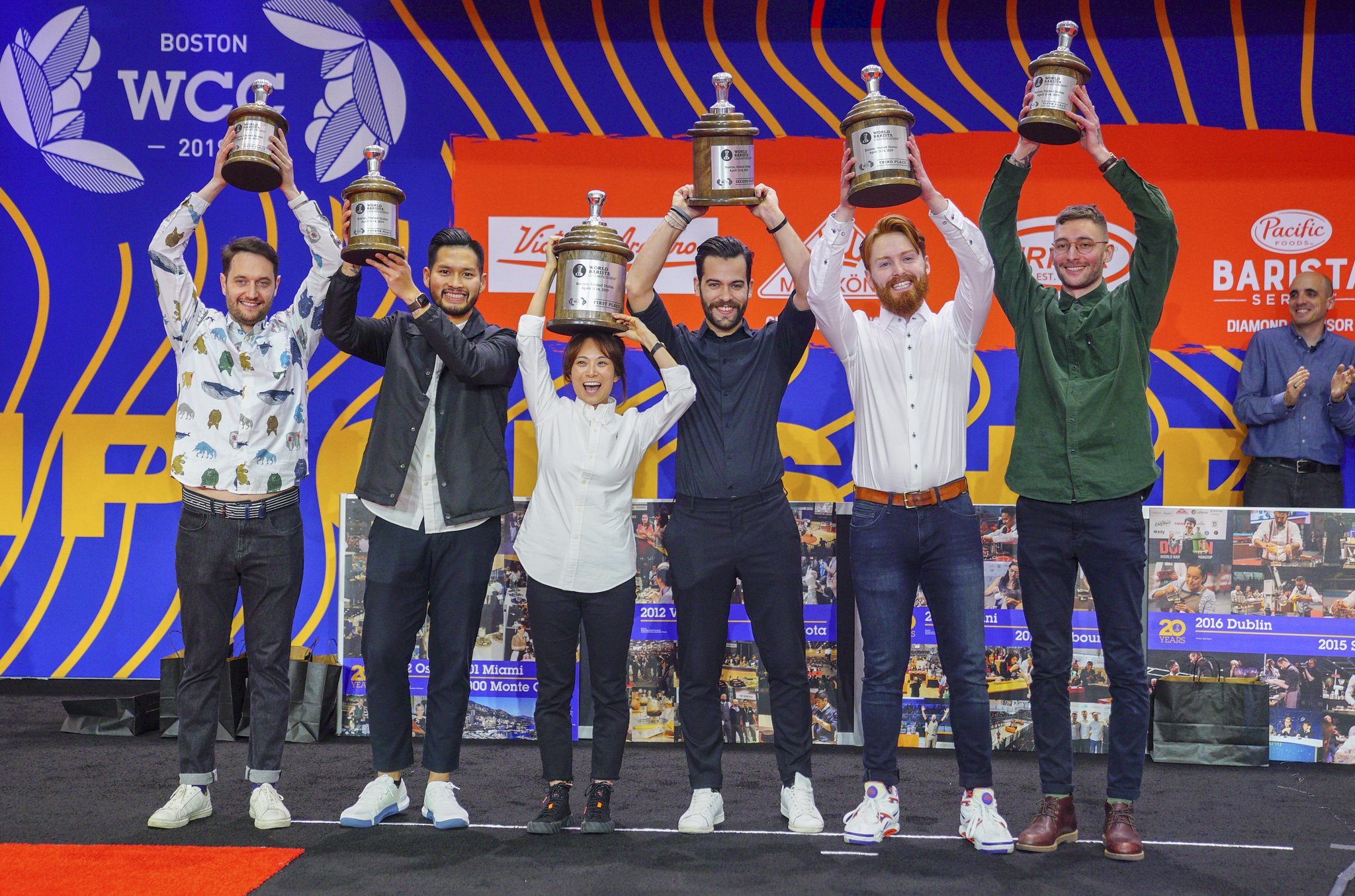 월드 바리스타 챔피언십(World Barista Championship) 결승에서 우승한 전주연씨가 트로피를 들고 환호하고 있다.사진 /전주연씨 제공