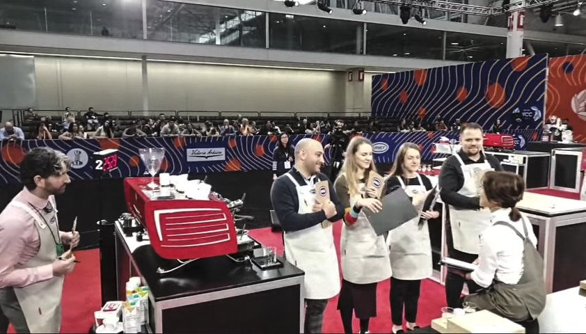 2019년 4월 15일(한국 시각),미국 보스턴에서 개최된 월드 바리스타 챔피언십(World Barista Championship) 결승에서 전주연씨가 심사위원을 앞에두고 테이블에 앉아 설명을 하고 있다. 사진/ COFFEE TV 화면 캡쳐