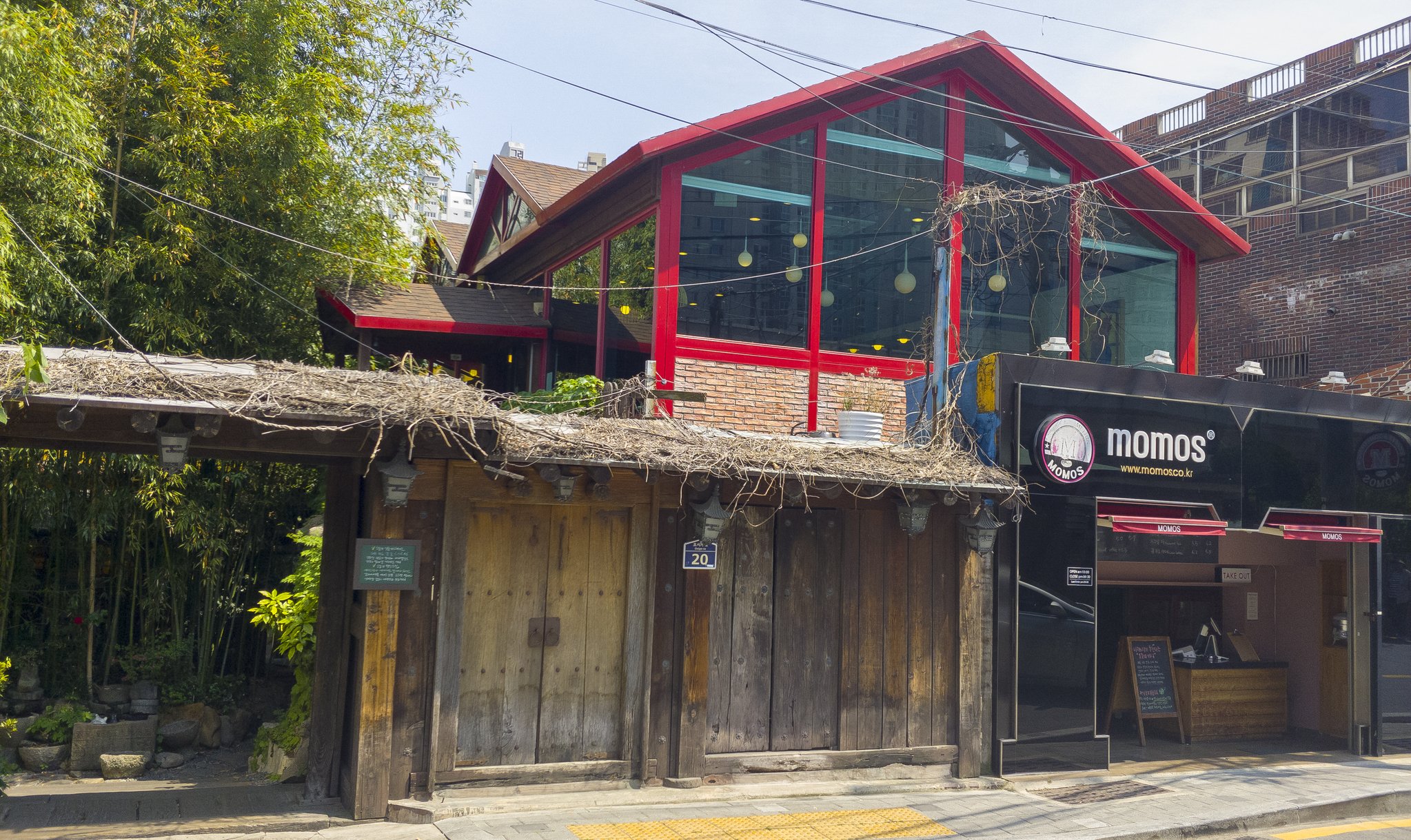 부산 금정구 동래온천장역 인근에 있는 모모스커피. 왼쪽이 출입구, 오른쪽이 테이크아웃 공간이다. 전주연 바리스타는 2007년 오른쪽의 테이크 아웃 공간에서 아르바이트를 시작했다.