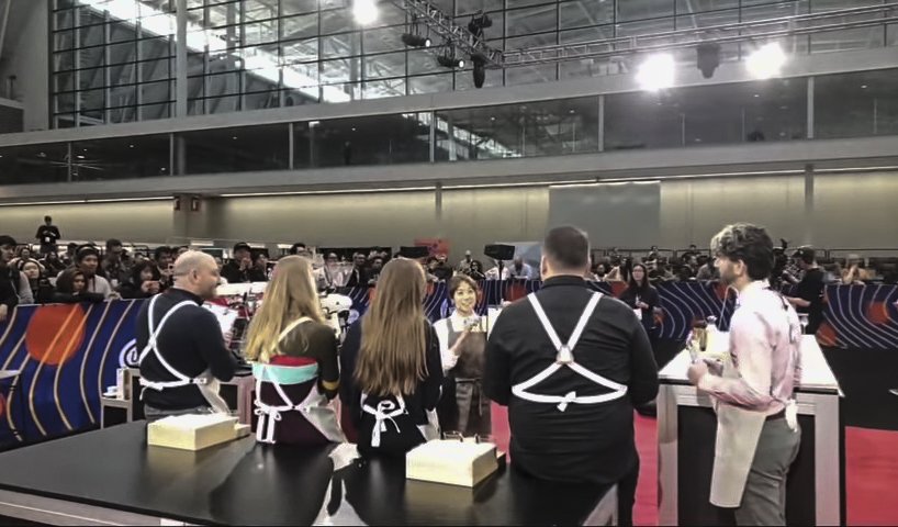2019년 4월 15일(한국시각),미국 보스턴에서 개최된 월드 바리스타 챔피언십(World Barista Championship) 결승에서 전주연씨가 심사위원을 테이블에 앉게한 후 설명을 하고 있다. 사진/ COFFEE TV 화면 캡쳐