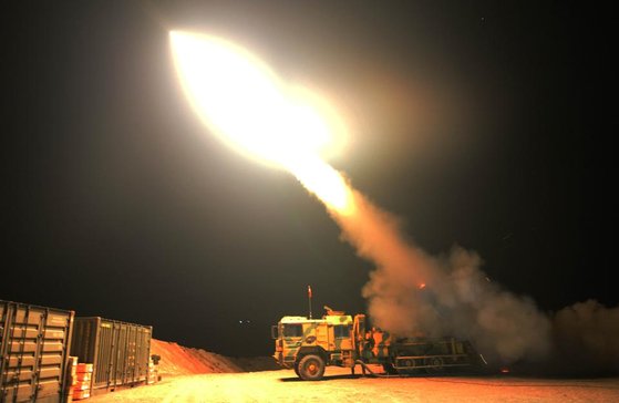 터키의 T-122 사카르야(Sakarya) 다연장로켓포가 포사격을 하고 있다. [트위터 shamcenter2]