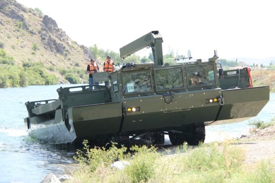 터키의 자주도하장비 오터(OTTER) 설치 모습. [사진 FNSS]