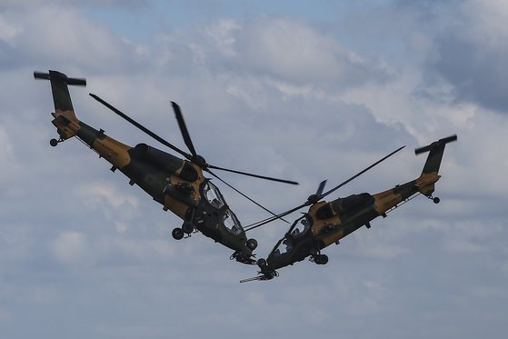 지난해 9월 터키의 항공우주 및 기술 축제인 테크노페스트에서 터키의 공격헬기 T-129 아탁(ATAK)이 시범비행을 선보이고 있다. [AP=연합]