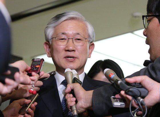 남관표 신임 주일 한국대사가 지난 13일 일본 외무성에서 고노 다로 일본 외무상과 면담 후 기자들의 질문에 답하고 있다. [연합뉴스]