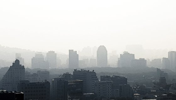 최고 31도에 이르는 더위가 이어진 지난 16일 오전 서울 하늘이 미세먼지까지 겹쳐 뿌옇다. <저작권자(c) 연합뉴스, 무단 전재-재배포 금지>