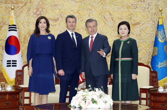 문재인 대통령과 부인 김정숙 여사가 20일 오전 청와대에서 한·덴마크 수교 60주년을 기념해 방한한 덴마크의 프레데릭 크리스티안 왕세자와 부인 메리 왕세자비를 만나 기념촬영 하고 있다. [연합뉴스]
