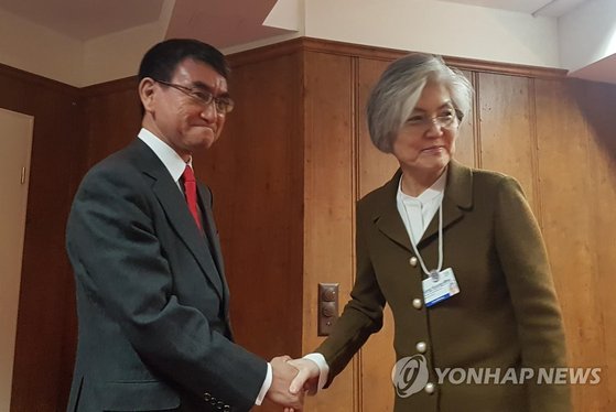 강경화 외교부 장관이 지난 1월 23일 스위스 다보스에서 열린 한일 외교장관 회담에서 고노 다로 일본 외무상과 악수하고 있다. [연합뉴스]