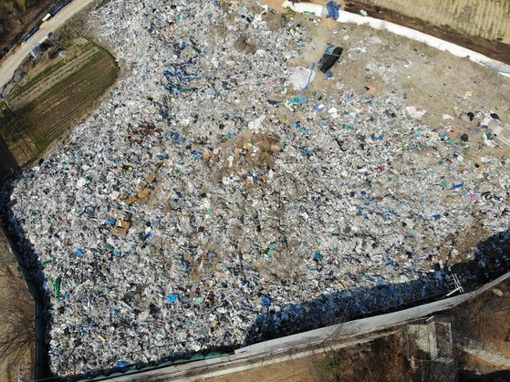 경기도 파주시에 불법 투기된 쓰레기가 철제 펜스에 둘러싸인 채로 4년째 방치돼 있다. 전국적으로 확인된 불법 쓰레기만 120만t이다. [천권필 기자]