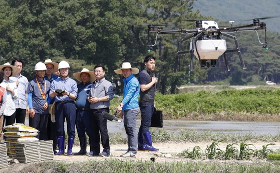 문재인 대통령이 24일 오전 경북 경주시 옥산마을을 방문, 모내기 현장에서 비료를 살포하는 드론을 직접 조종해보고 있다. [연합뉴스]