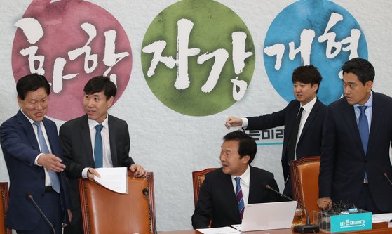 바른미래당 최고위원회의가 17일 국회에서 열렸다. 오신환 바른미래당 원내대표는 손학규 대표를 향해 "같은 당 동지들을 수구보수로 내몰며 패권주의라고 비난한 것은 참으로 실망스러운 일"이라며 "당의 큰 어른으로서 용단을 내려줄 것을 간곡히 부탁드린다"고 요구했다. 주승용 최고위원(왼쪽)과 하태경 최고위원(왼쪽 두 번째)이 자리 싸움을 벌이고 있다. [오종택 기자]