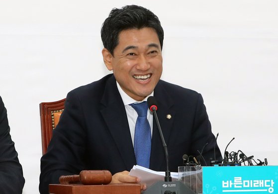 오신환 바른미래당 원내대표가 23일 서울 여의도 국회에서 제43차 원내정책회의를 주재하고 있다. 오신환 원내대표는 23일 "쟁점 법안이 패스트트랙에 올라간 상황에서 더 이상 시간을 끌면 자유한국당만 불리하다"며 한국당의 국회 등원을 촉구했다.[뉴스1]