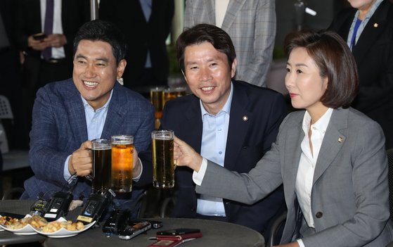 오신환 바른미래당, 이인영 더불어민주당, 나경원 자유한국당 원내대표(왼쪽부터)가 20일 오후 서울 여의도의 한 카페에서 열린 국회 정상화 방안 논의를 위한 '호프 타임' 회동에서 건배하고 있다. [국회사진기자단]