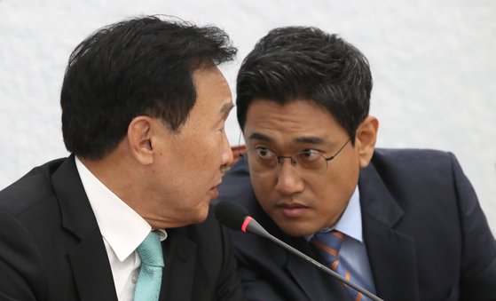 바른미래당 하태경, 이준석, 권은희 최고위원의 요청으로 24일 국회에서 임시 최고위원회의가 열렸다. 손학규 대표(왼쪽)와 오신환 원내대표가 이야기하고 있다. [오종택 기자]