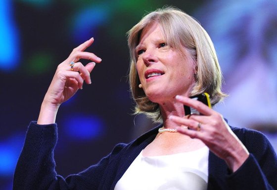 DAF-2 유전자를 억제함으로써 예쁜꼬마 선충의 수명을 2배로 늘린 UCSF의 신시아 케니언 교수가 TED 강연을 하고 있다. [사진 Youtube 캡처]