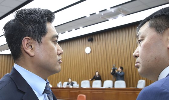 바른미래당 김관영 전 원내대표(오른쪽)와 오신환 전 사무총장이 3월 20일 오후 국회에서 선거제·개혁법안 패스트트랙 추진 관련 긴급 의원총회가 끝난 후 이야기하고 있다. [연합뉴스]