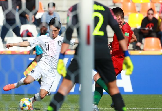 포르투갈전 후반에 교체 투입돼 빠른 발을 활용한 돌파를 선보인 엄원상(맨 왼쪽). [연합뉴스]