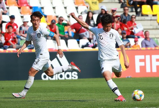 후반 들어 다양한 특징의 공격수들이 서로 어우러지며 이강인(오른쪽)의 공격도 살아났다. [연합뉴스]