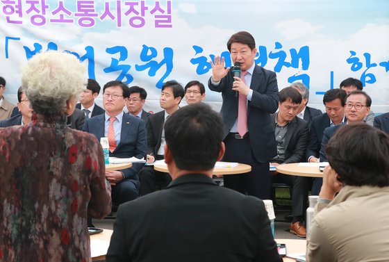 권영진 대구시장이 지난달 30일 오후 대구 수성구 범어공원 내 구민운동장에서 열린 현장소통 시장실에서 도시공원 일몰제 시행을 앞두고 갈등을 겪고 있는 범어공원 지주를 비롯해 지역 주민의 이야기를 듣고 있다.[뉴스1]