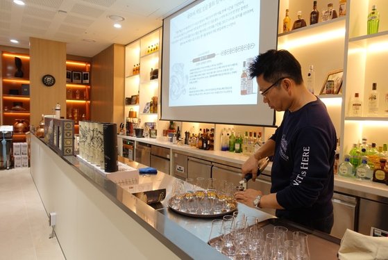시음회를 함께 한 디아지오 코리아 성중용 부장이 왕좌의 게임 싱글몰트 위스키를 잔에 따르고 있다. [사진 김대영]