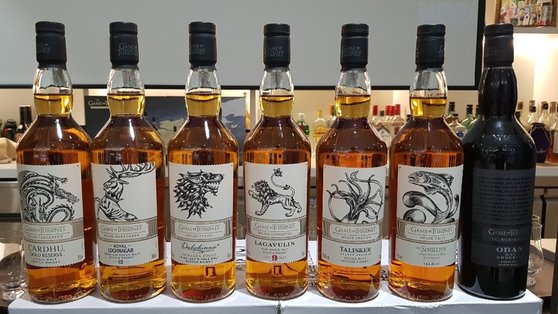 7종의 왕좌의 게임 싱글몰트 위스키. 왼쪽부터 카듀, 로얄라크나가, 달위니, 라가불린, 탈리스커, 글렌듈란(싱글톤), 오반. [사진 김대영]