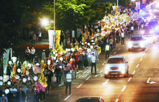 경기도 일산·운정 주민들이 25일 고양시 일산 동구청앞에서 3기 신도시 지정 철회를 요구하는 집회를 마친 후 가두행진을 벌이고 있다. 연합뉴스