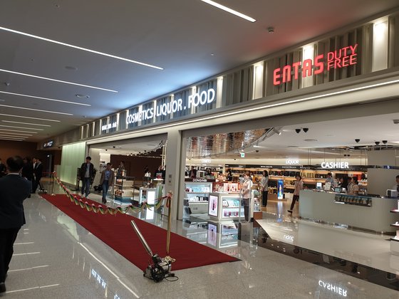 손님 맞이 준비를 끝낸 입국장 면세점. [곽재민 기자]